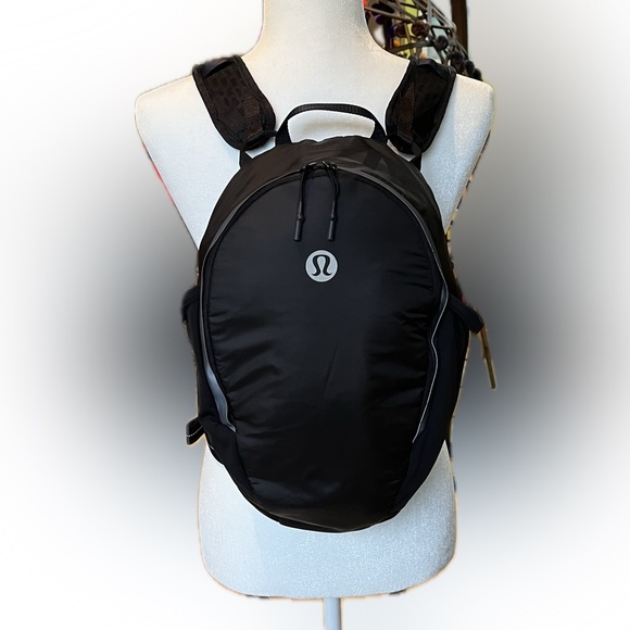 Lululemon small black backpack 🎒 nwot - Picture 4 of 11